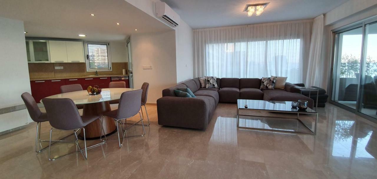 Pegasus Beach Front Apartamento Limassol Exterior foto